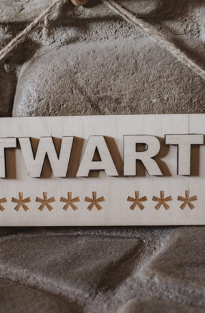 Drewniana zawieszka 3D na drzwi "OTWARTE"